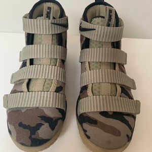 Nike high top sneakers Kyrie basketball shoes